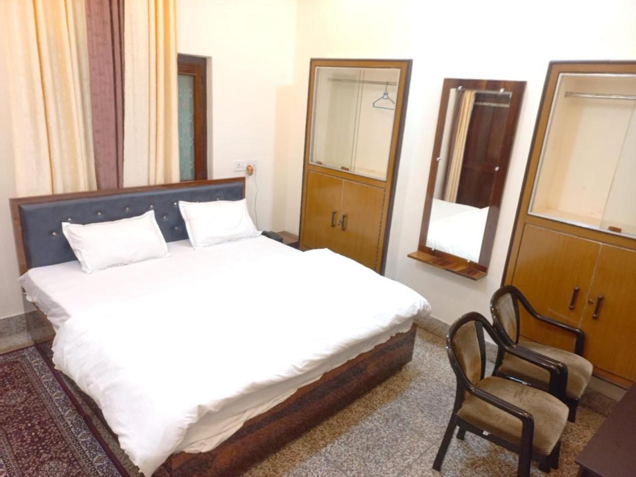 Kalash Guest House Ayodhya Exterior photo