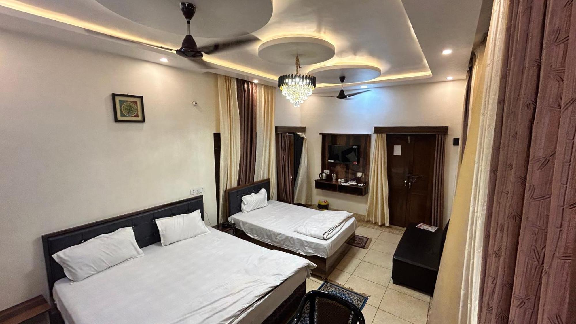 Kalash Guest House Ayodhya Exterior photo